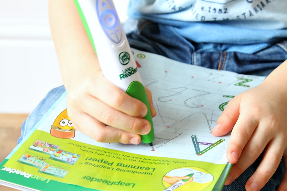 Teaching my son to read with the LeapFrog LeapReader #schooldays