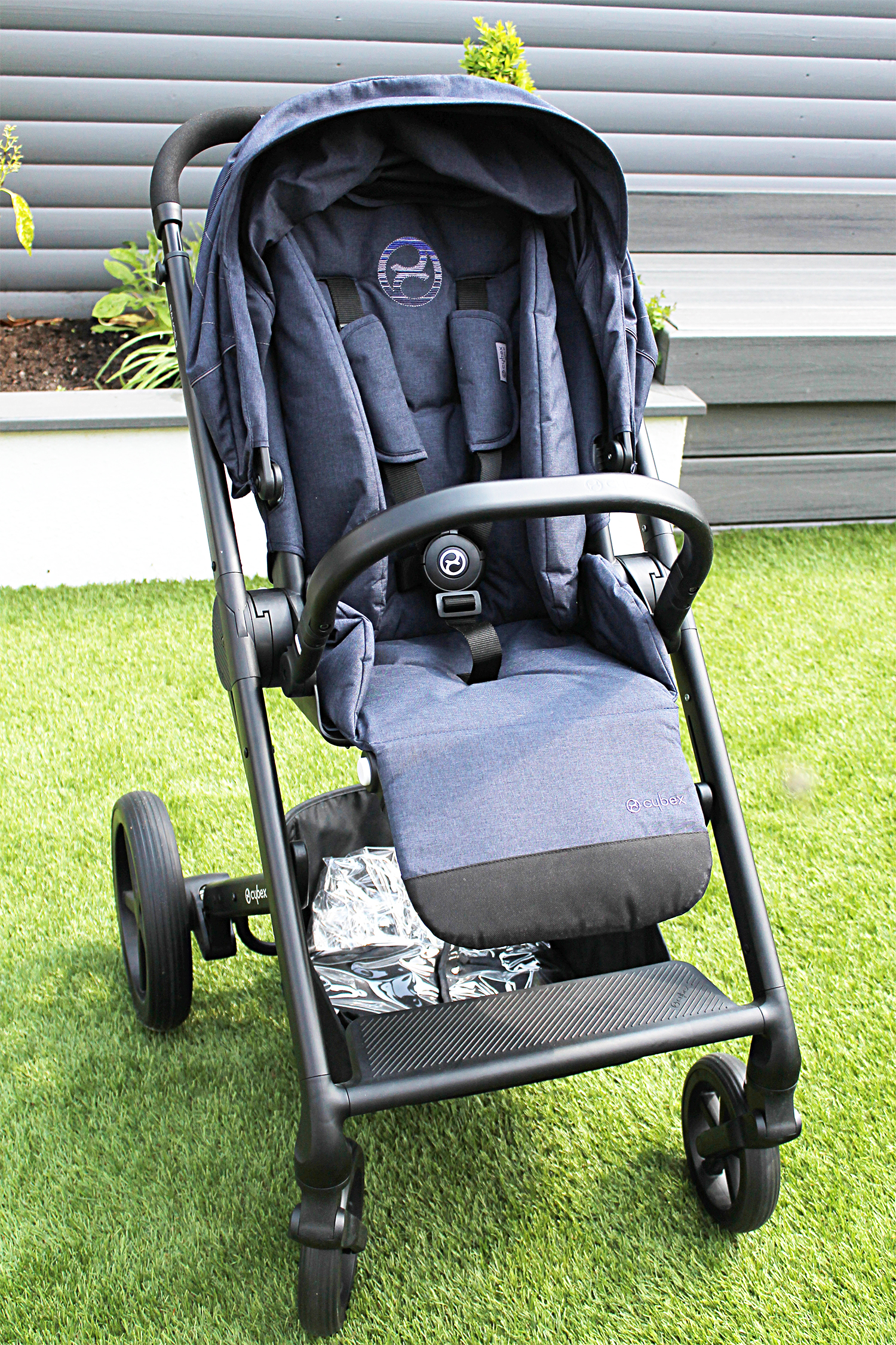 A Cybex Balios S pram with the seat unit in place on the chassis